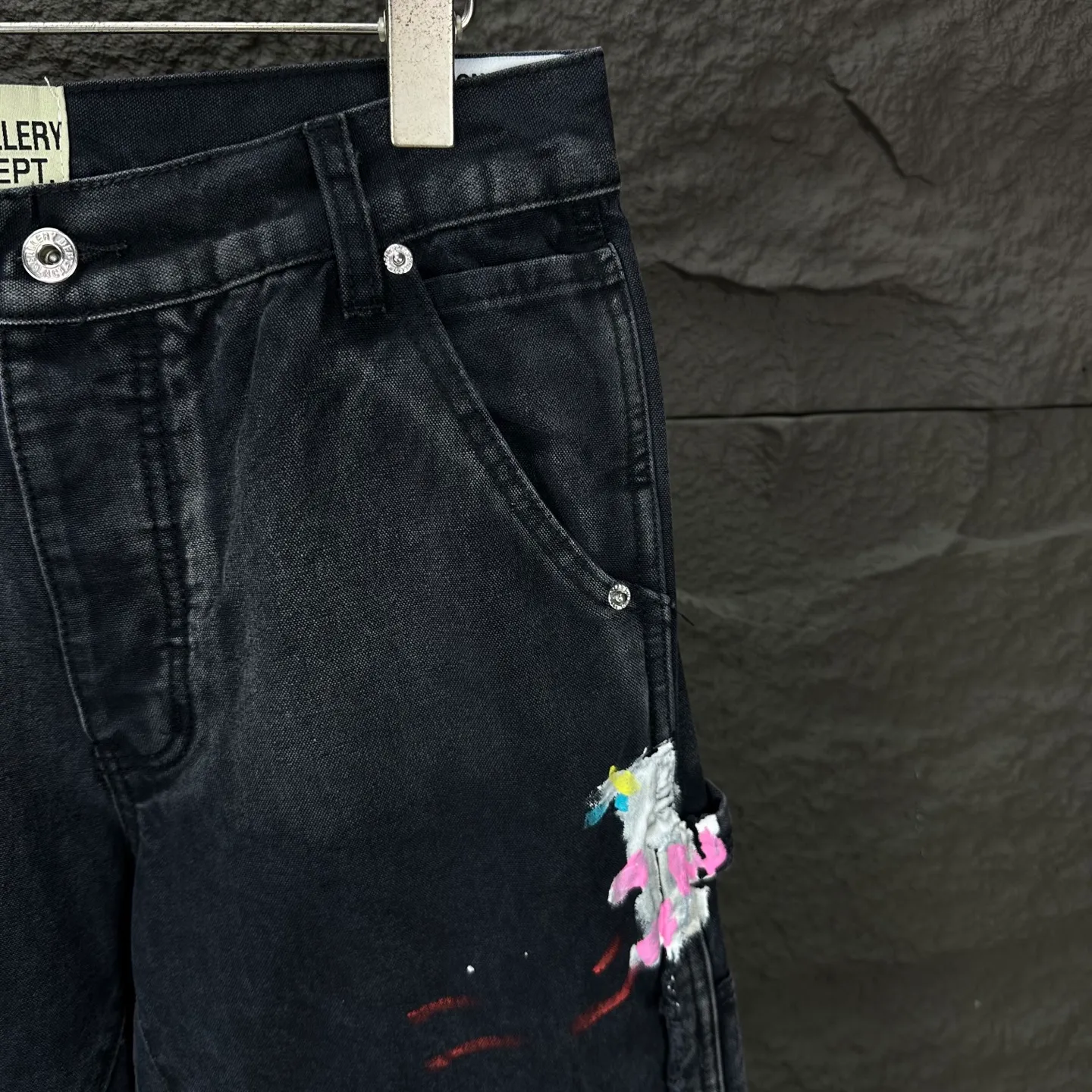 P250 GALLERY DEPT. & Croixin co-branded 2025 new splash-ink hand-painted splicing multi-pocket couple style loose washed micro-flared jeans 🔥High version🔥High version🔥 Top ceiling quality Styles with different washed textures are very friendly to people with thin legs and thick legs. The micro-flared version is very flattering. Moderate length that never goes out of style, easy to match with casually, basic styling for various styles, a must-have in the wardrobe! The fabric is stiff but also makes the upper body soft without losing texture. The washing process is even more perfect. It is a must-have item for everyone! ! ! Washed wheat, hang tag, pants label, three complete labels, color: black, size: 28, 30, 32, 34, 36 (five sizes)